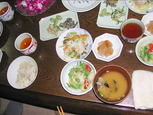 シジミのみそ汁、こんにゃく煮物、鶏肉の南蛮漬け、野菜炒め