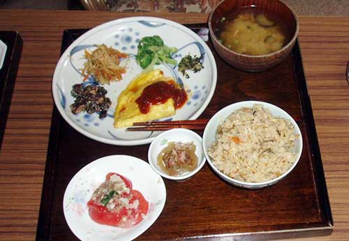 炊き込みご飯、黒豆納豆、オムレツ、きんぴらごぼう、季節のみそ汁